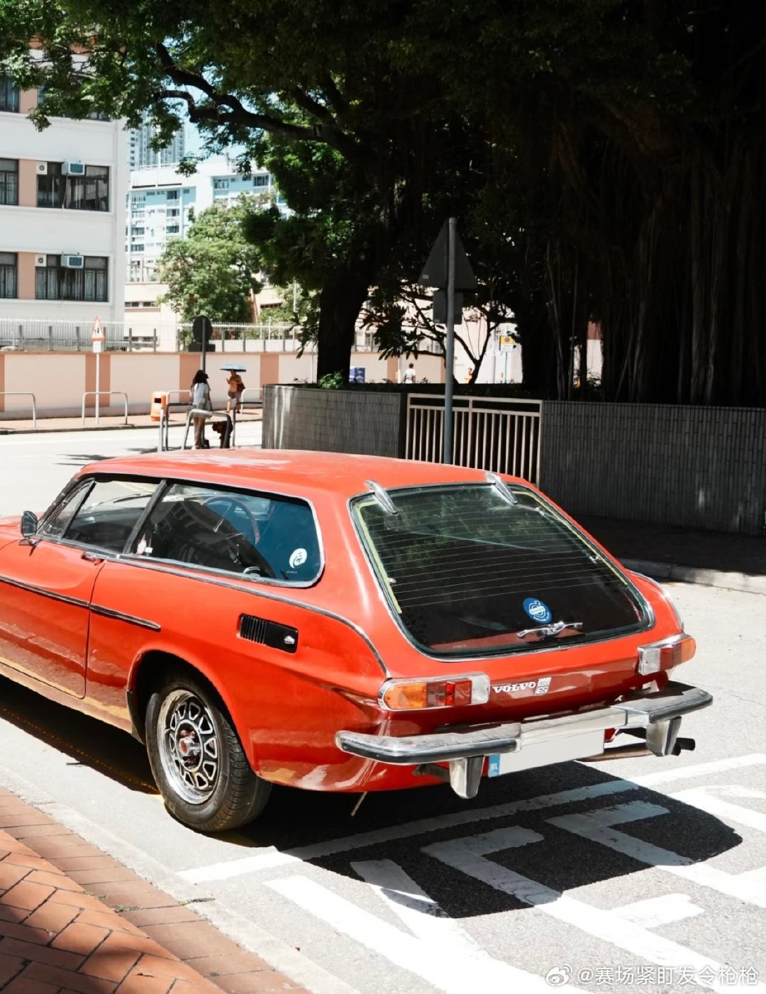 瓦罐车玻璃尾门设计前卫，后备箱空间充足