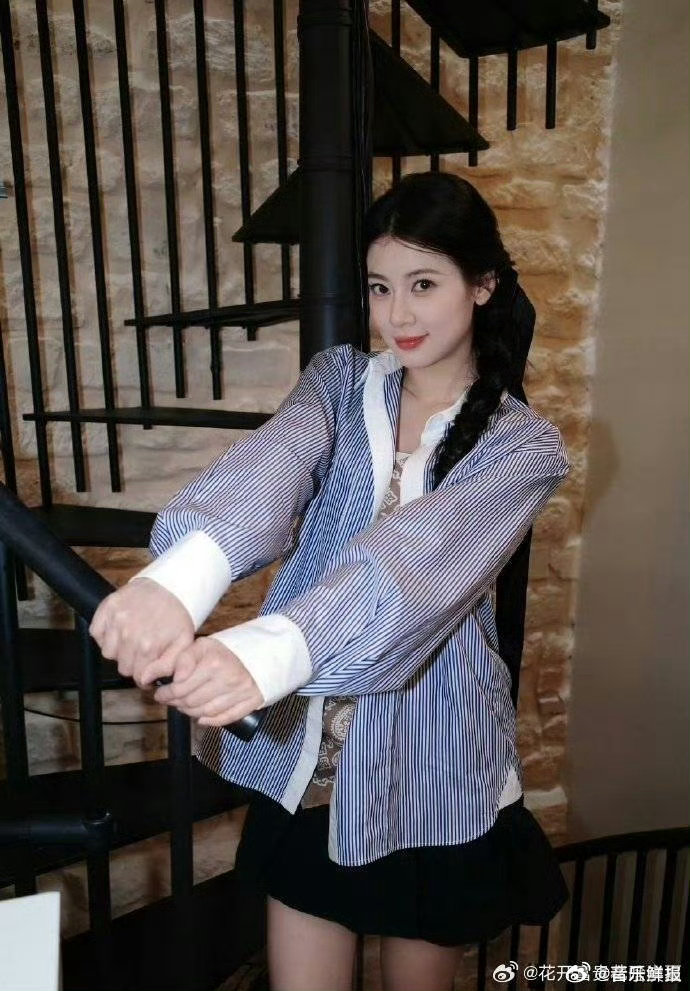 赵昭仪综艺表现自然出众，仪态颜值获赞