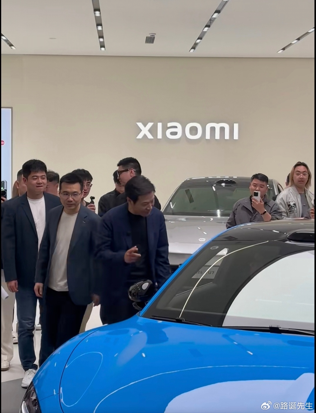 雷军亲测SU7续航1300公里并密集参与产品展示活动