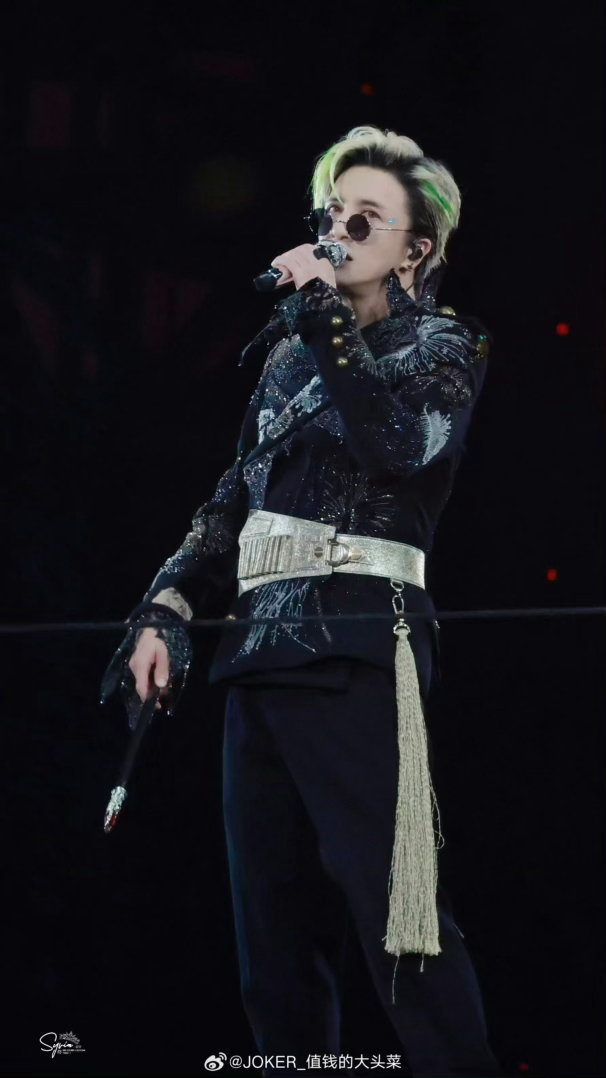 薛之谦演唱会新衣服被赞质感十足