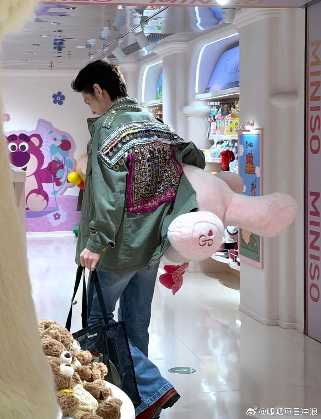 向佐上海为粉丝买单拆盲盒，购巨型猪公仔送属猪妻子郭碧婷