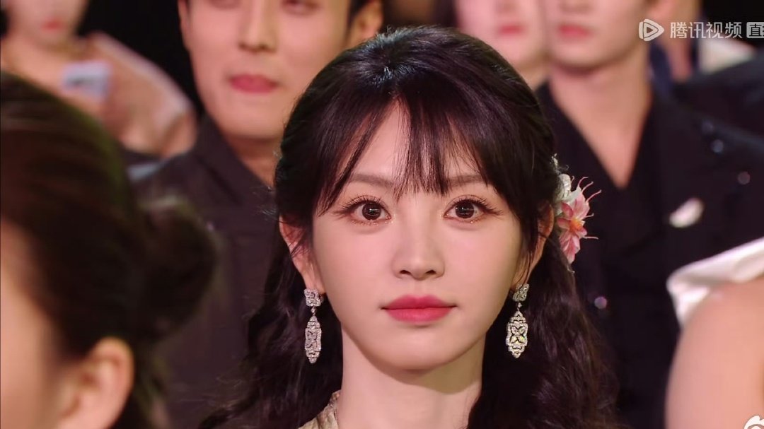 田曦薇编发簪花造型惊艳亮相