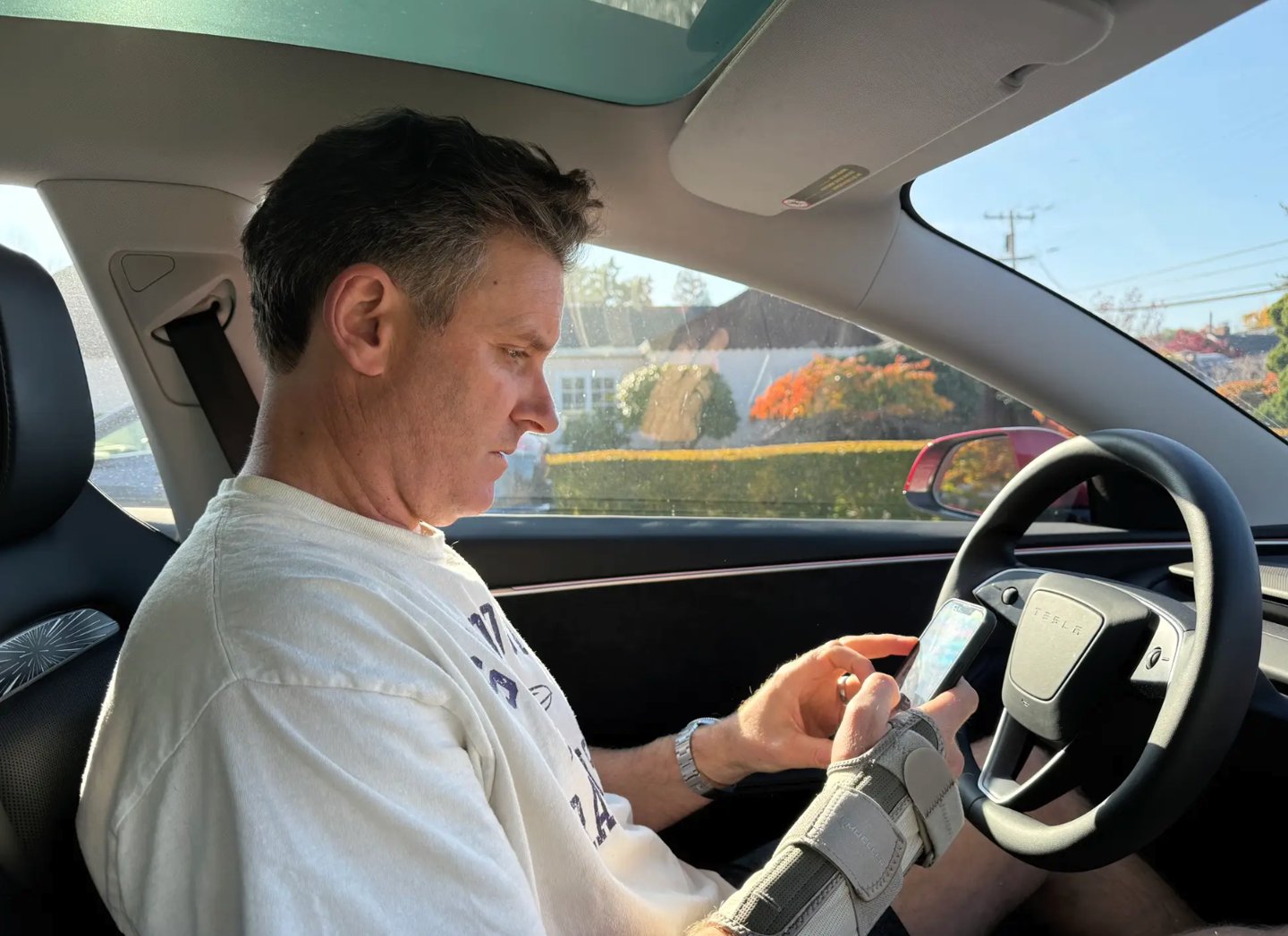 特斯拉FSD更新允许车主自动驾驶时发短信