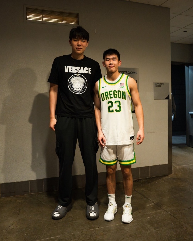 杨瀚森赴美观战林葳，年轻球员海外‘抱团’对未来职业生涯有何影响？