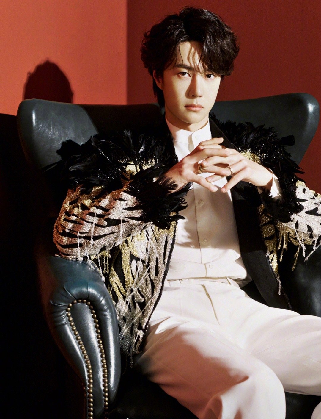 王一博李昀锐等明星春晚造型曝光，年味时尚感兼具