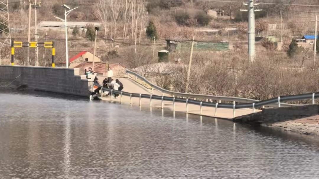 山东三路人水库边合力救回落水男子