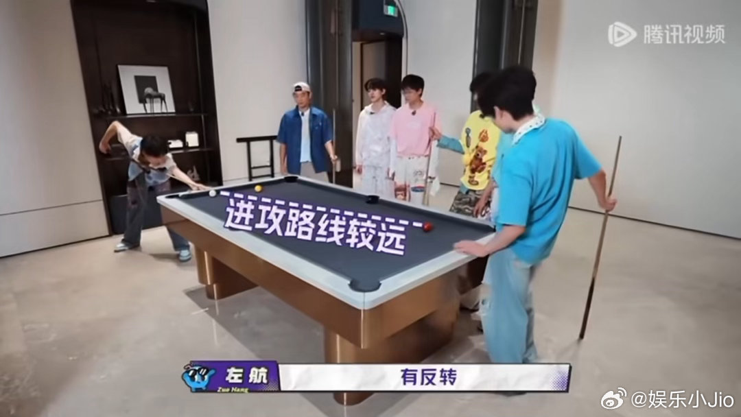 苏新皓台球对局，出杆前先撩头发