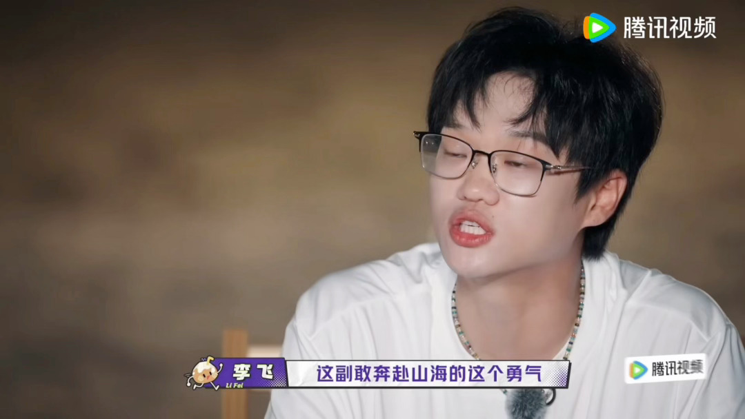 李飞真诚关爱后辈，看演唱会送应援花束