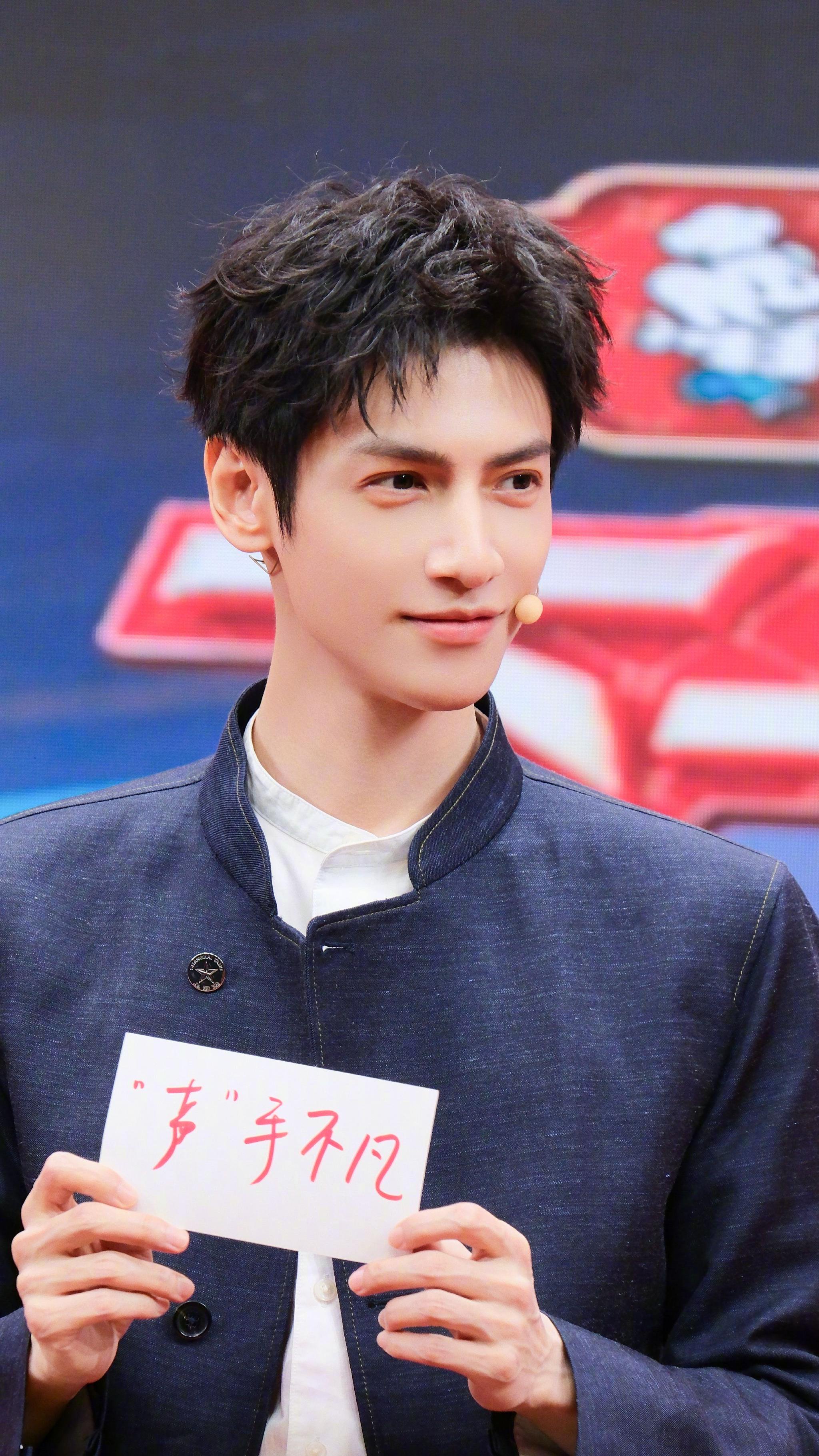 罗云熙张新成等男星亮相春晚彩排怼脸镜头