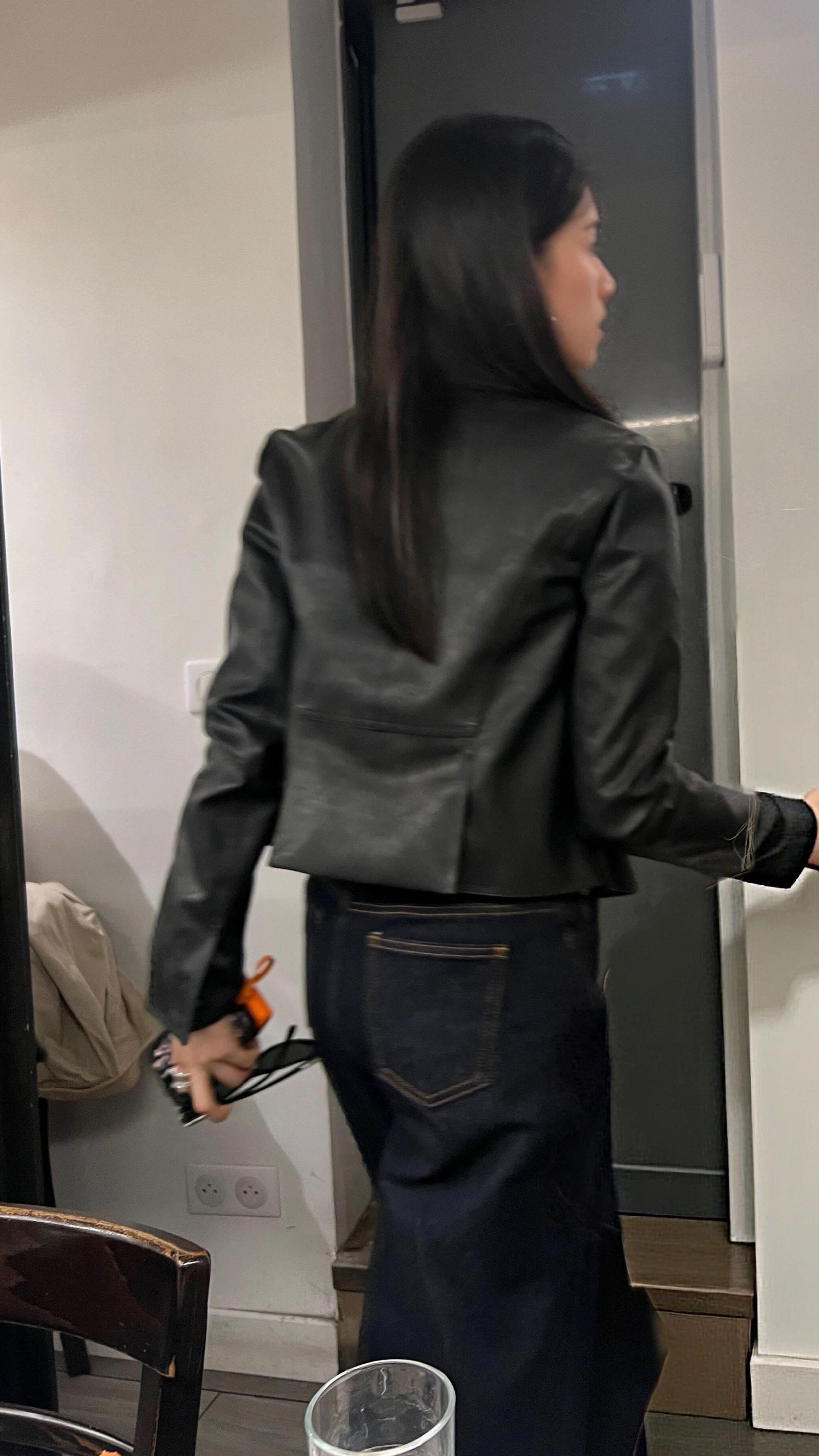 网友巴黎偶遇张婧仪吃饭，抓拍显优越头骨