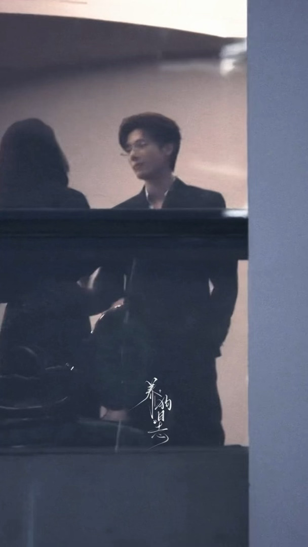 王安宇饰演季清和眼镜西装造型引热议