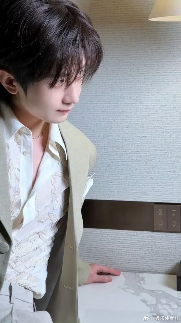 成毅亮相展现少年感