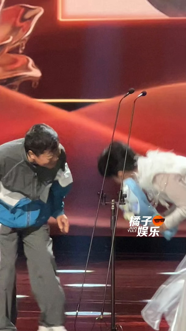 周深鞠躬送马东下台显谦逊