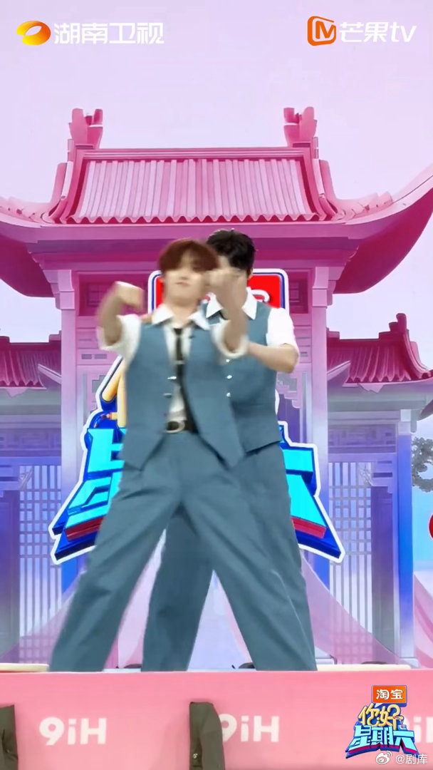 刘宇宁丁程鑫摩托摇舞动你好星期六