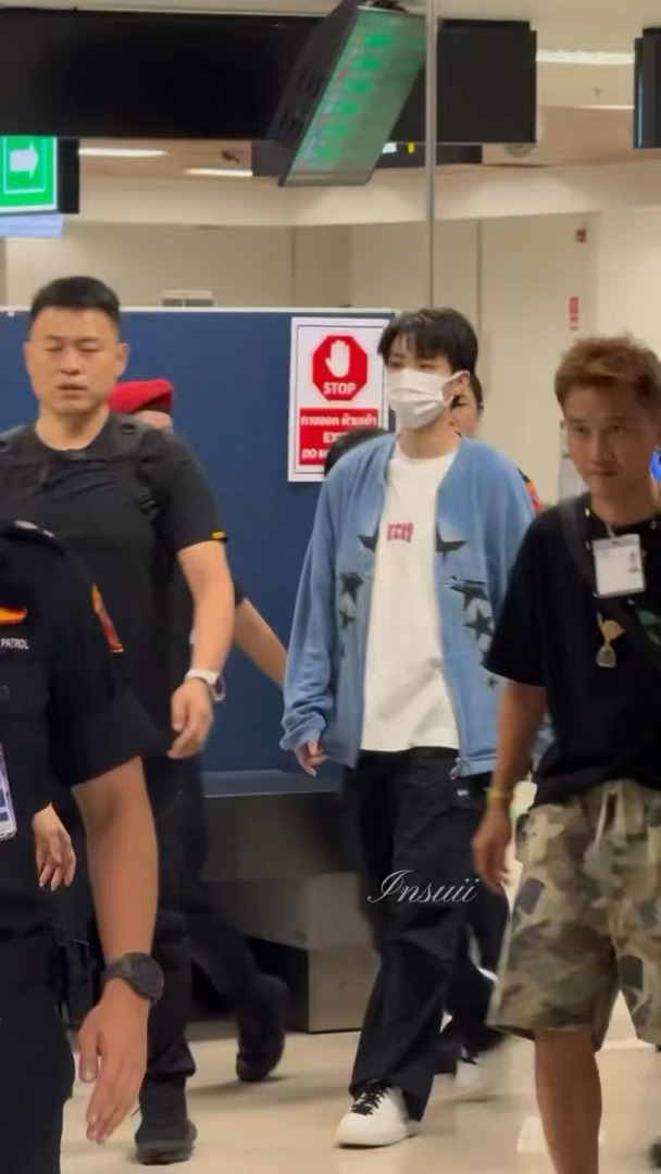 王俊凯抵达泰国清迈录制《中餐厅》