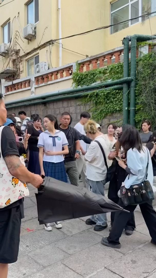 关晓彤林一穿校服逛小卖部路透曝光