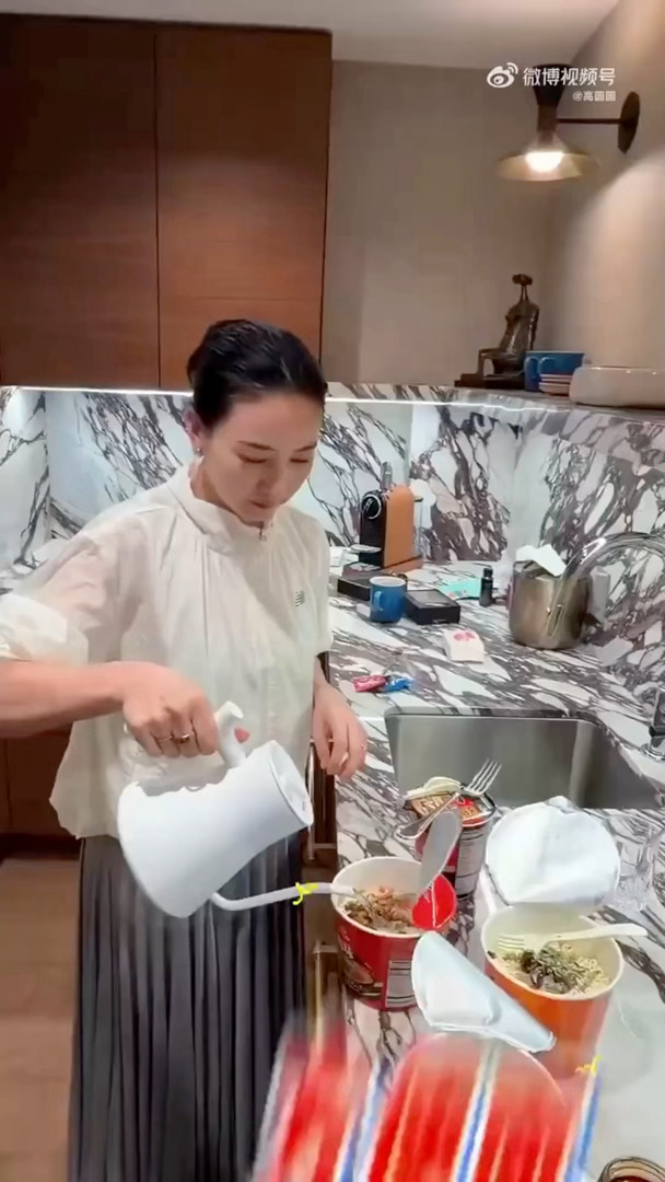 高圆圆纽约vlog寻觅美食遇草莓刺客，真实反应展现活人感
