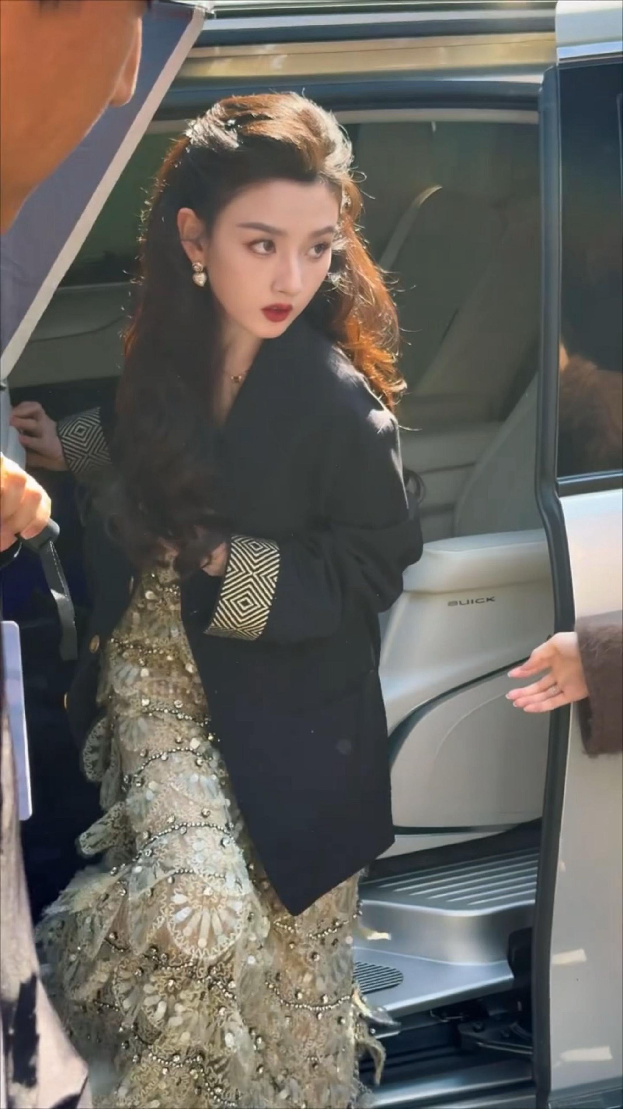 宋祖儿下车轻松出神图