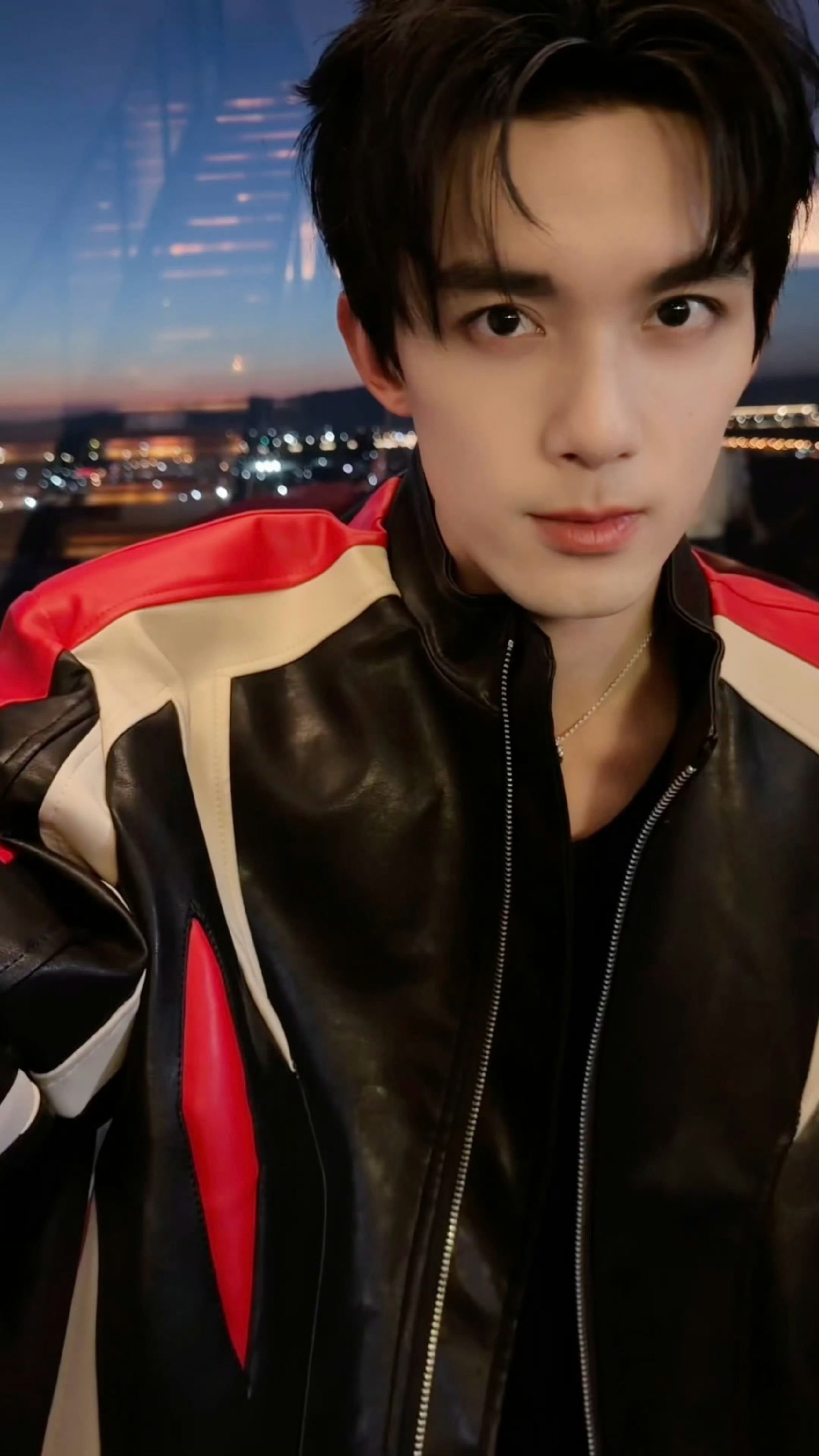 吴磊皮衣造型神还原A市机车男主