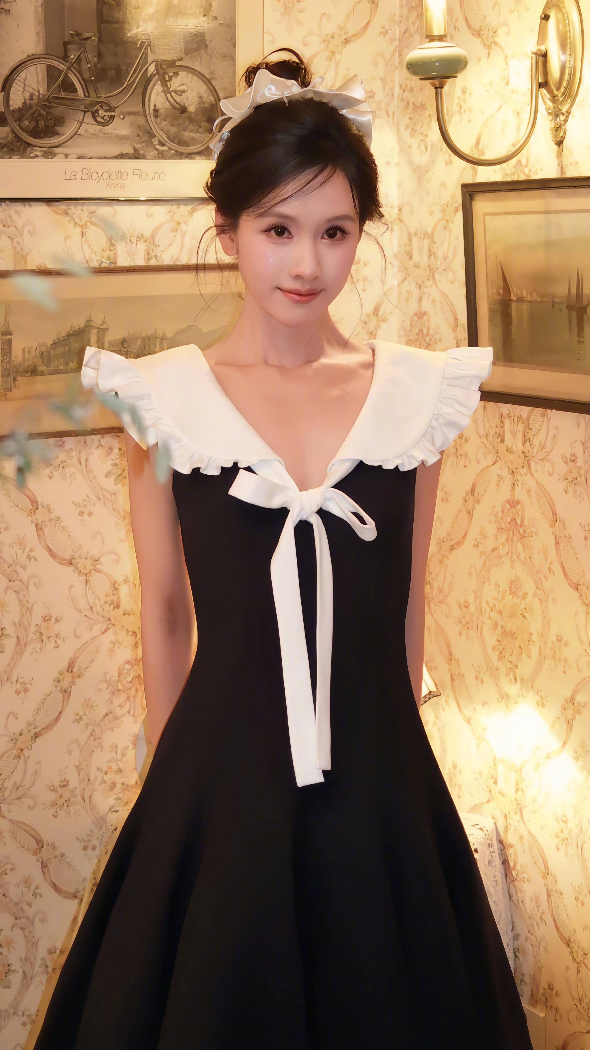 陈都灵发布梦幻童话风营业图，状态如初