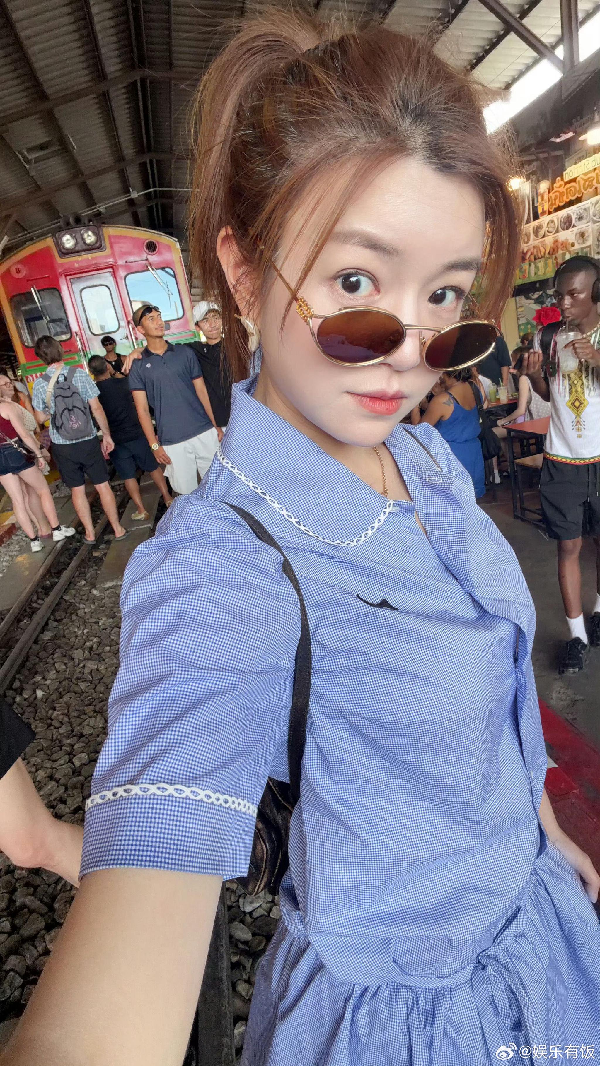 陈妍希带娃游曼谷，网友以为她把星星扛起来了