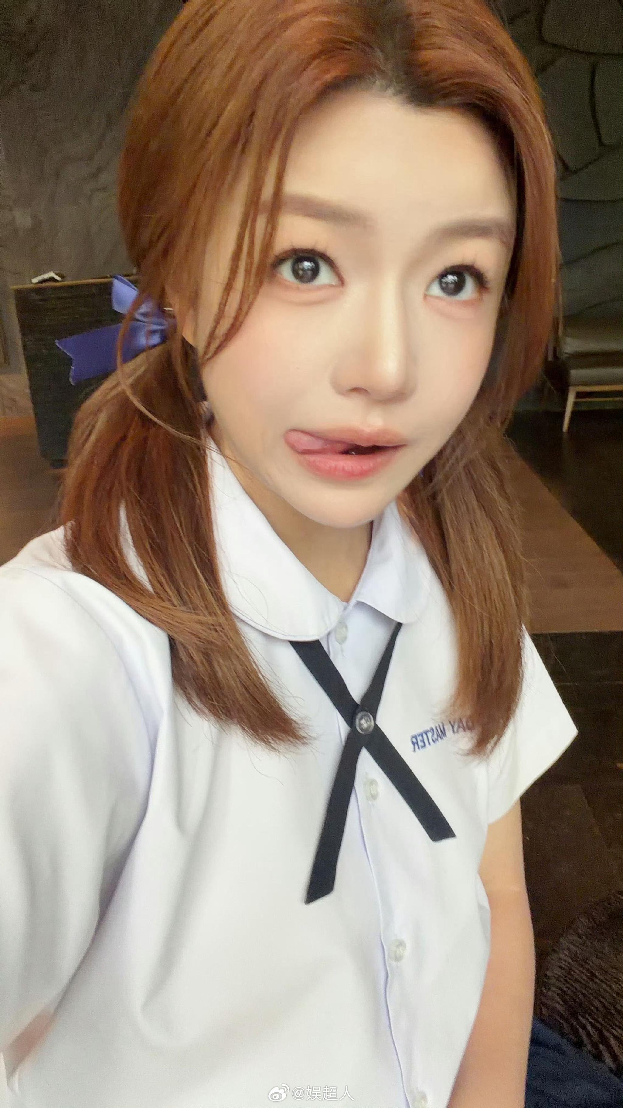 陈妍希穿泰式校服与儿子小星星合照