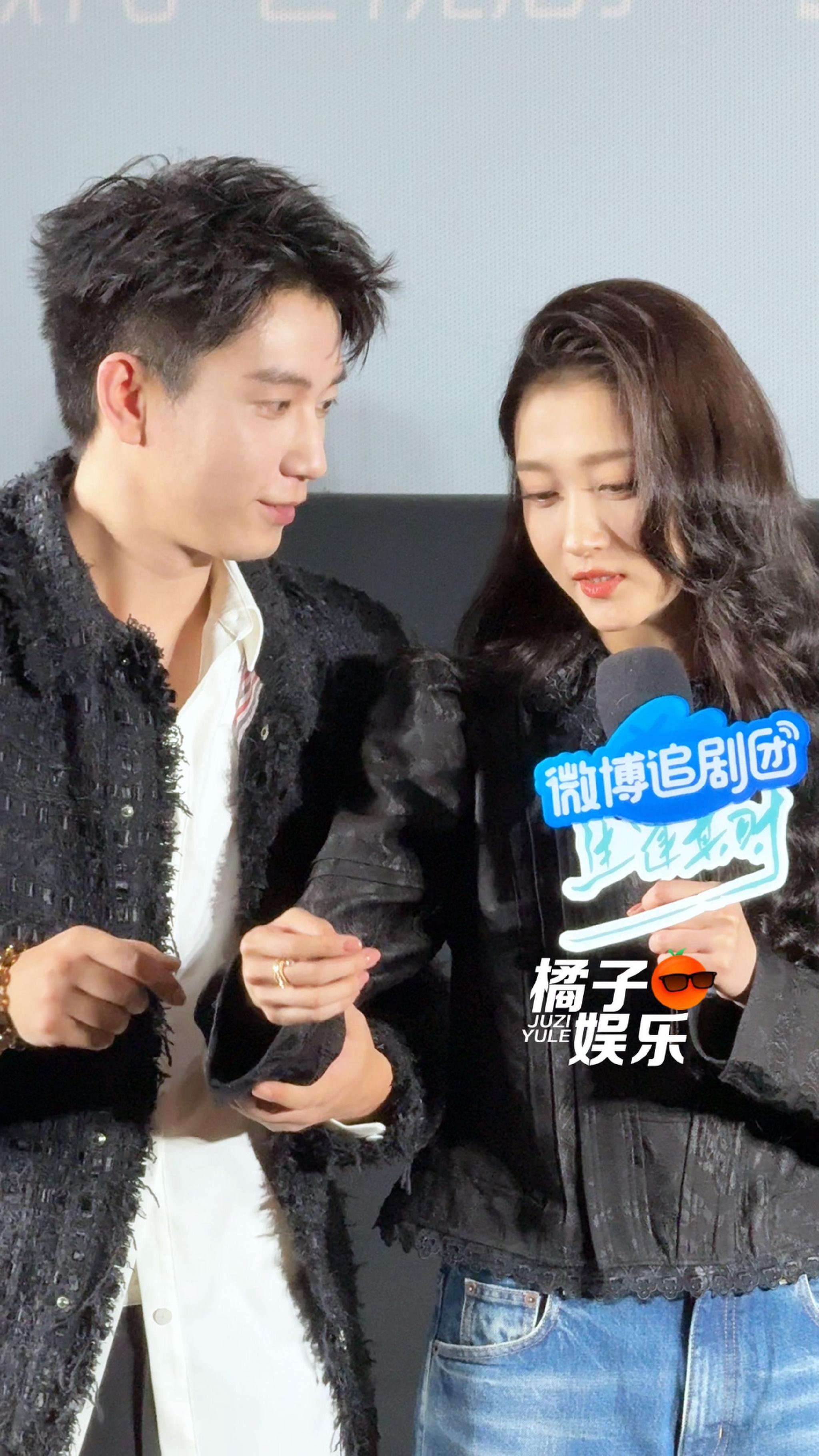哈哈哈哈哈哈哈哈晓彤和王哥在玩你比我猜