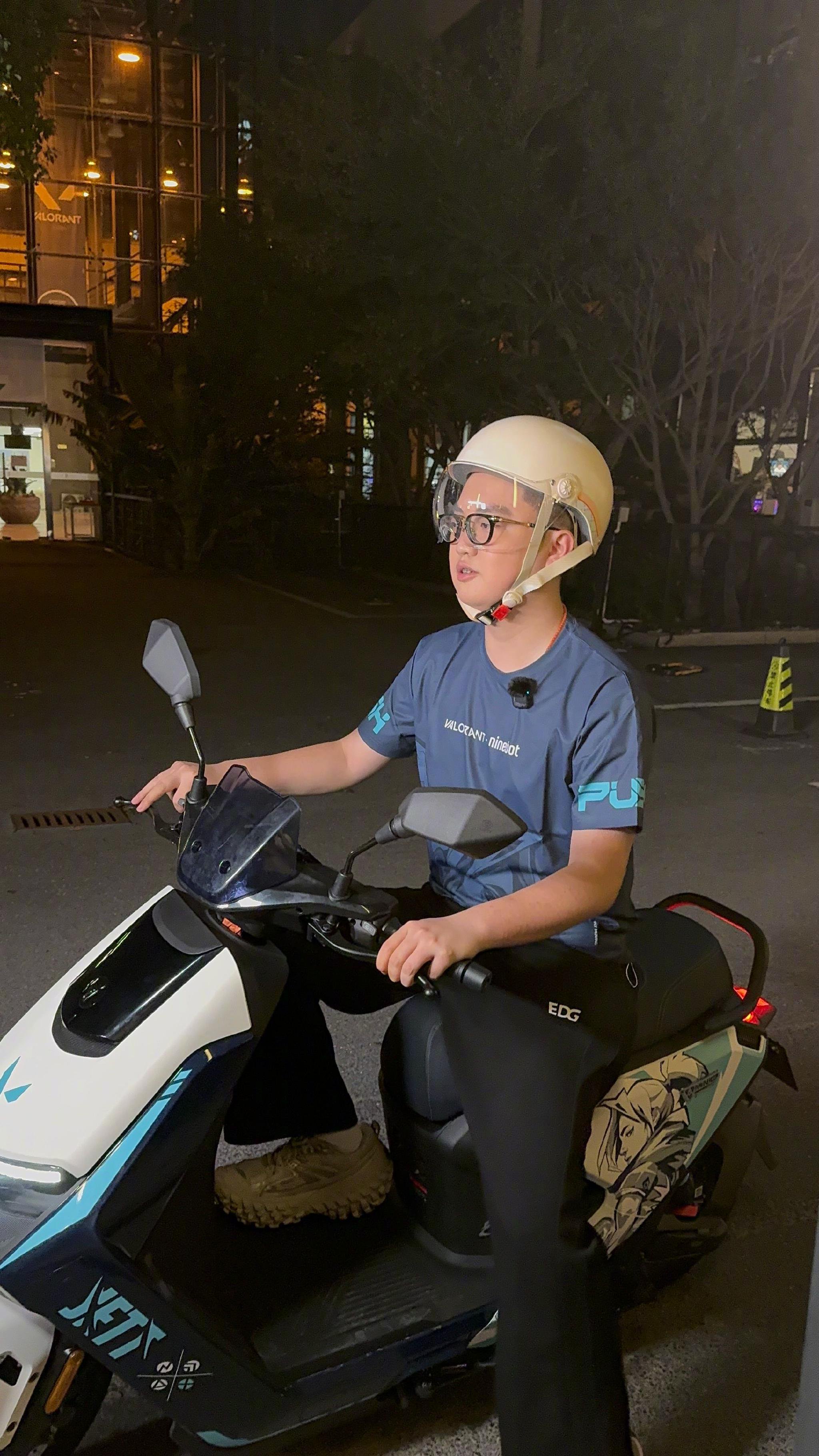 康康上海街头骑行九号无畏契约联名款电摩