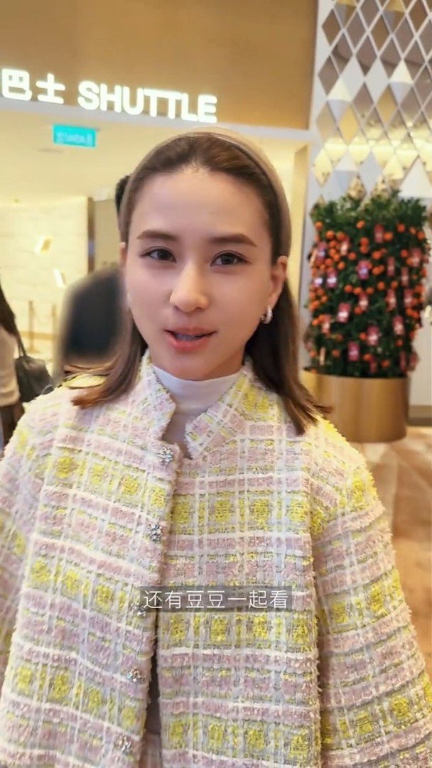 何超莲窦骁同看舞台剧甜蜜互动