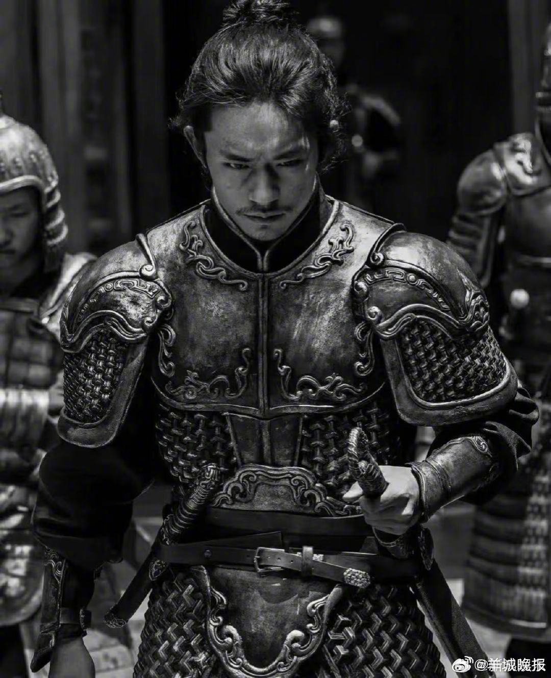 众星暗夜铠甲造型盘点，易烊千玺吴磊等银甲生辉