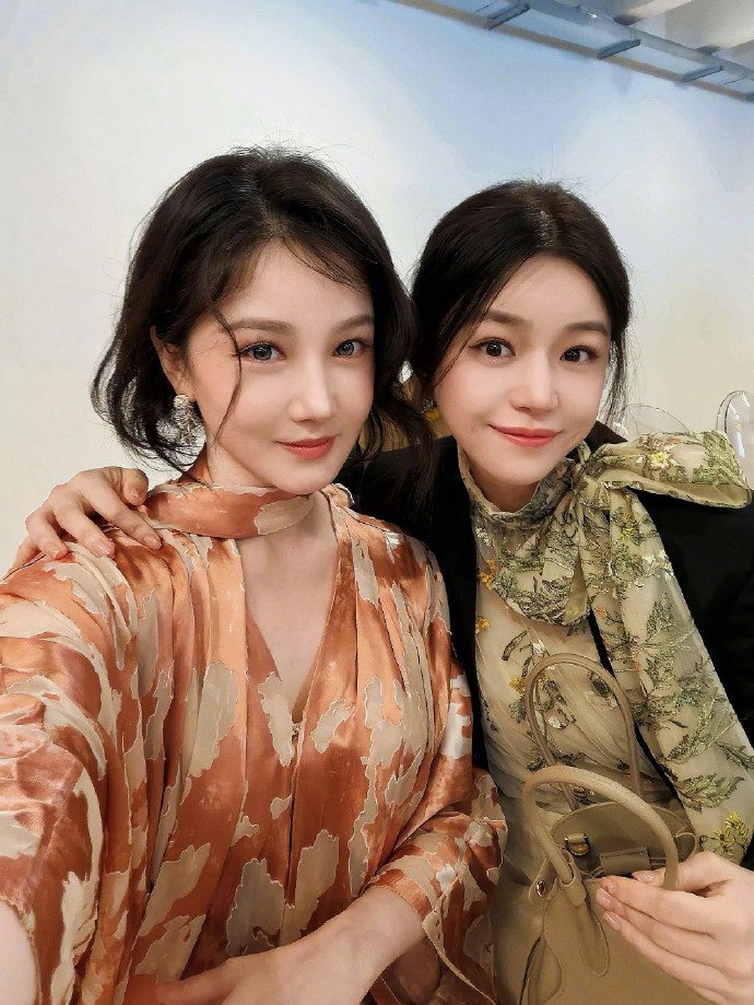 陈妍希陈小纭时装周同框合照引回忆杀