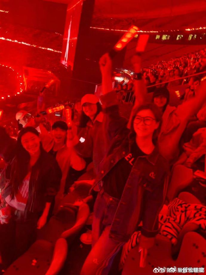 谢娜与奥运健儿同看张杰演唱会合唱挥手