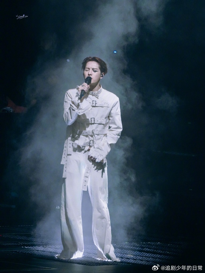 王嘉尔演唱会结束发文感恩粉丝，叮嘱对自己好一点