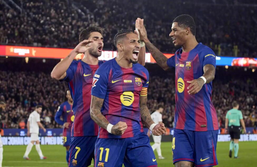 西甲联赛：拉菲尼亚·阿尔坎塔拉梅开二度助巴塞罗那客场3-1胜奥萨苏纳，巩固榜首优势