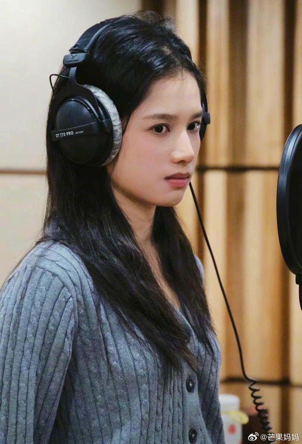 张婧仪进录音棚筹备新歌