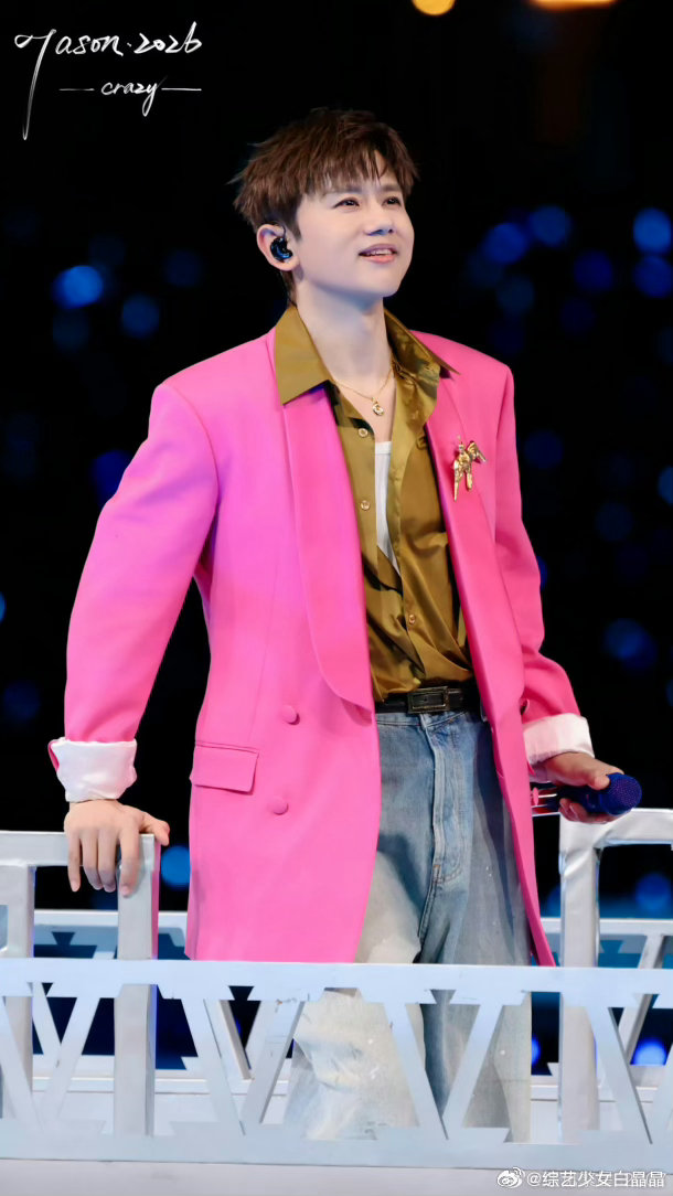 张杰鸟巢演唱会机器人小品演绎上班摸鱼