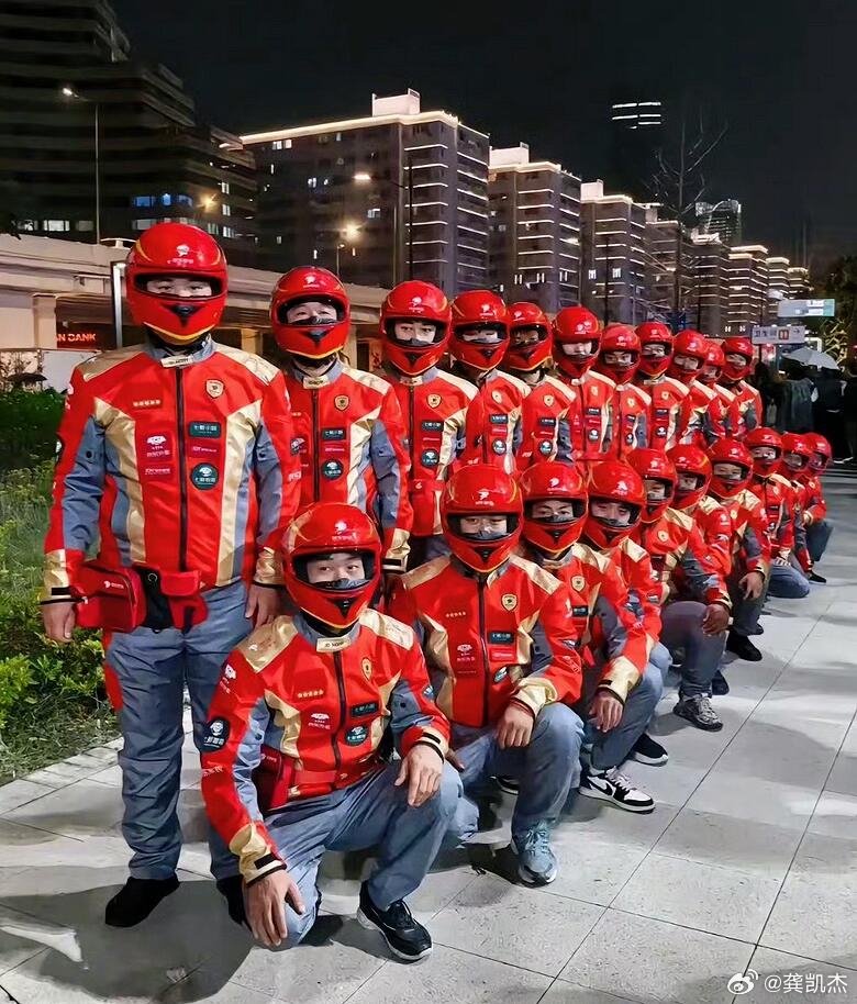 京东外卖新制服亮相，法拉利与迈凯伦风格引热议