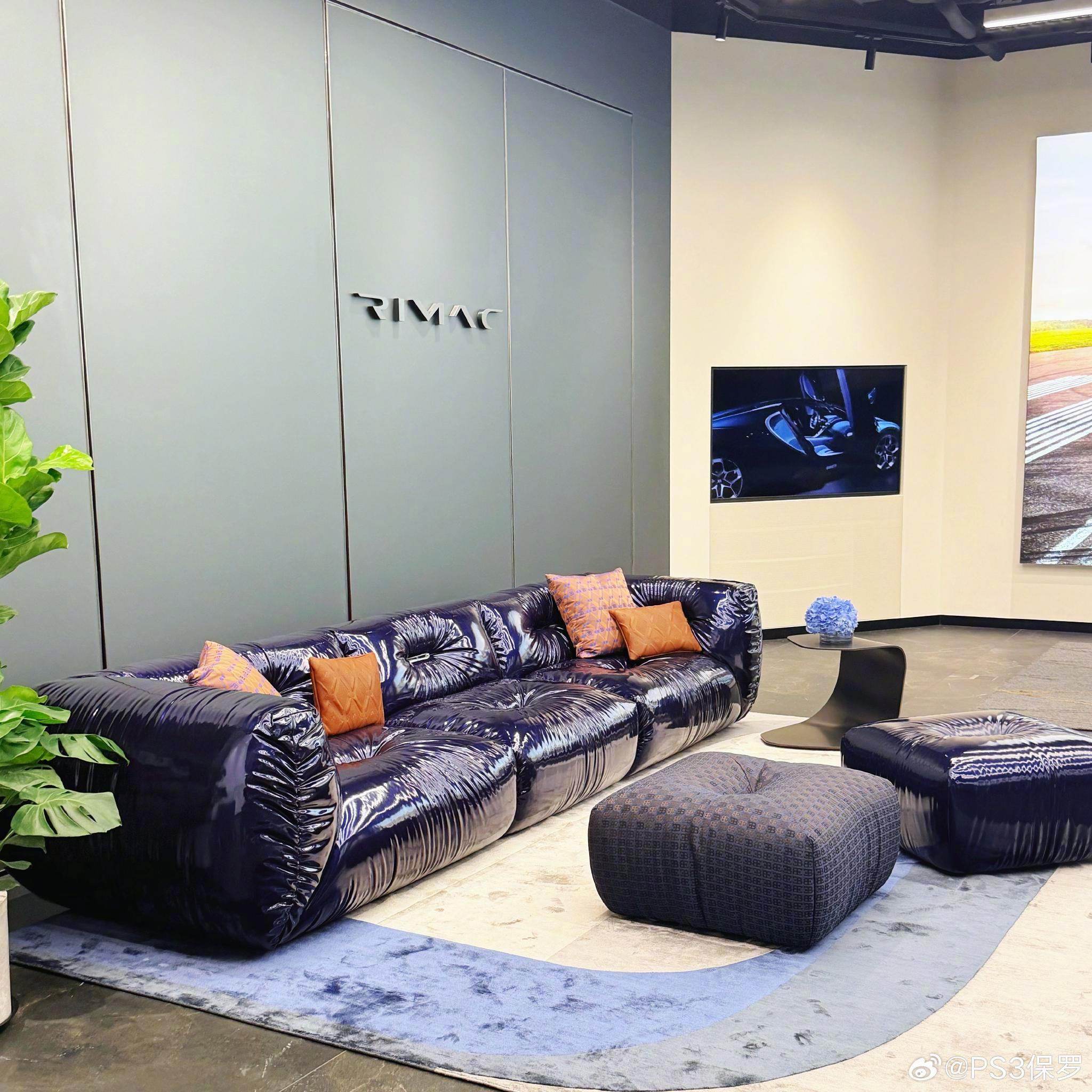 布加迪上海展厅百万沙发亮相，创始人出身家具世家