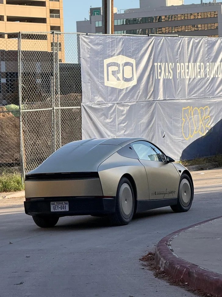 特斯拉无方向盘自动驾驶出租车Cybercab路测首曝光