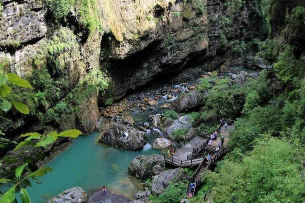 湖北峡谷里藏着一座世界最长电梯，有50层楼高，坐一次要30元