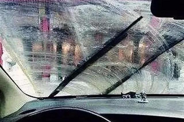雨刮器刮不干净还吱吱作响，只能换新的？老司机：费那钱干啥？