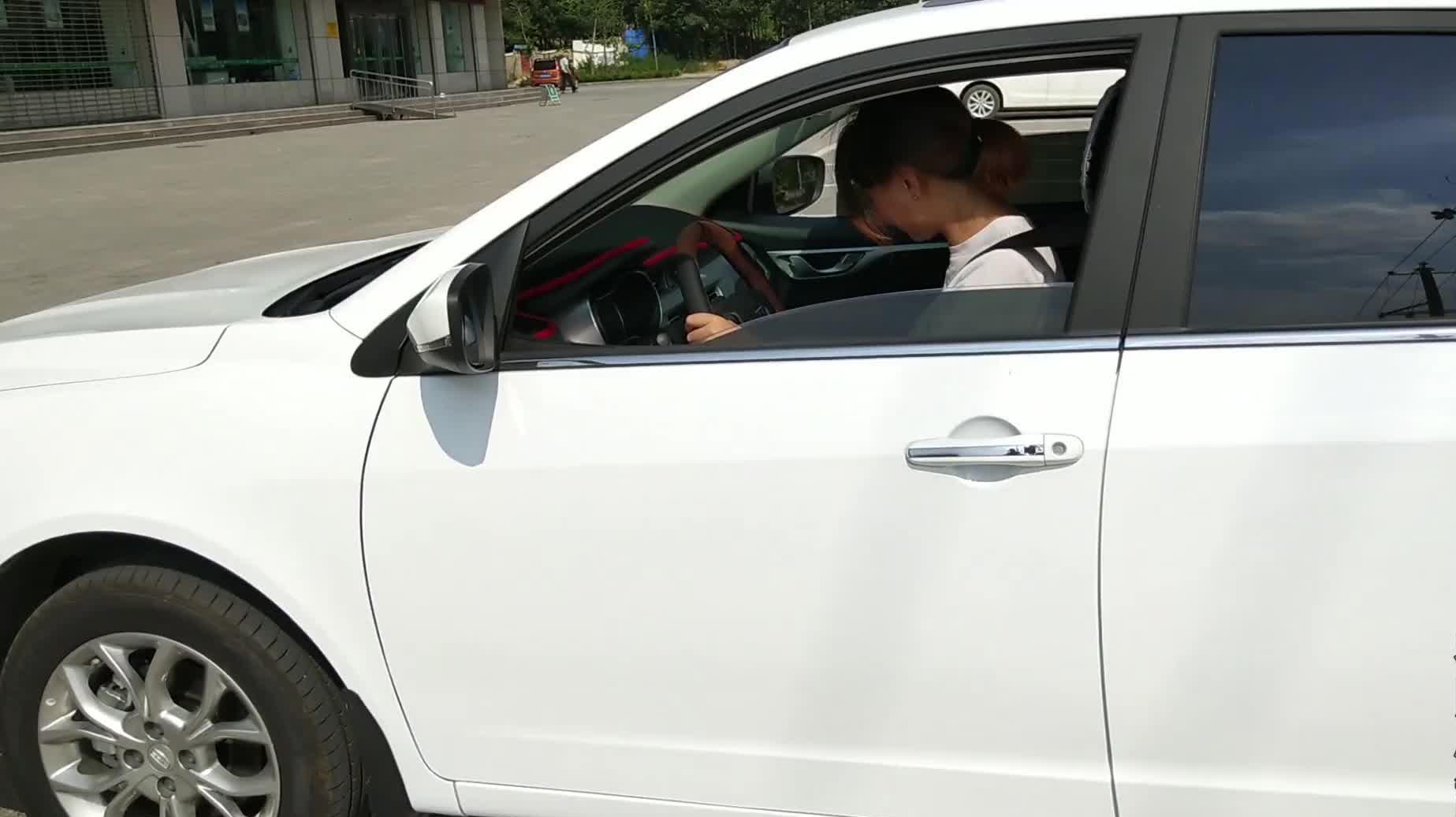 农村姑娘学开车，看这技术能上路吗？她的表现乐晕大家