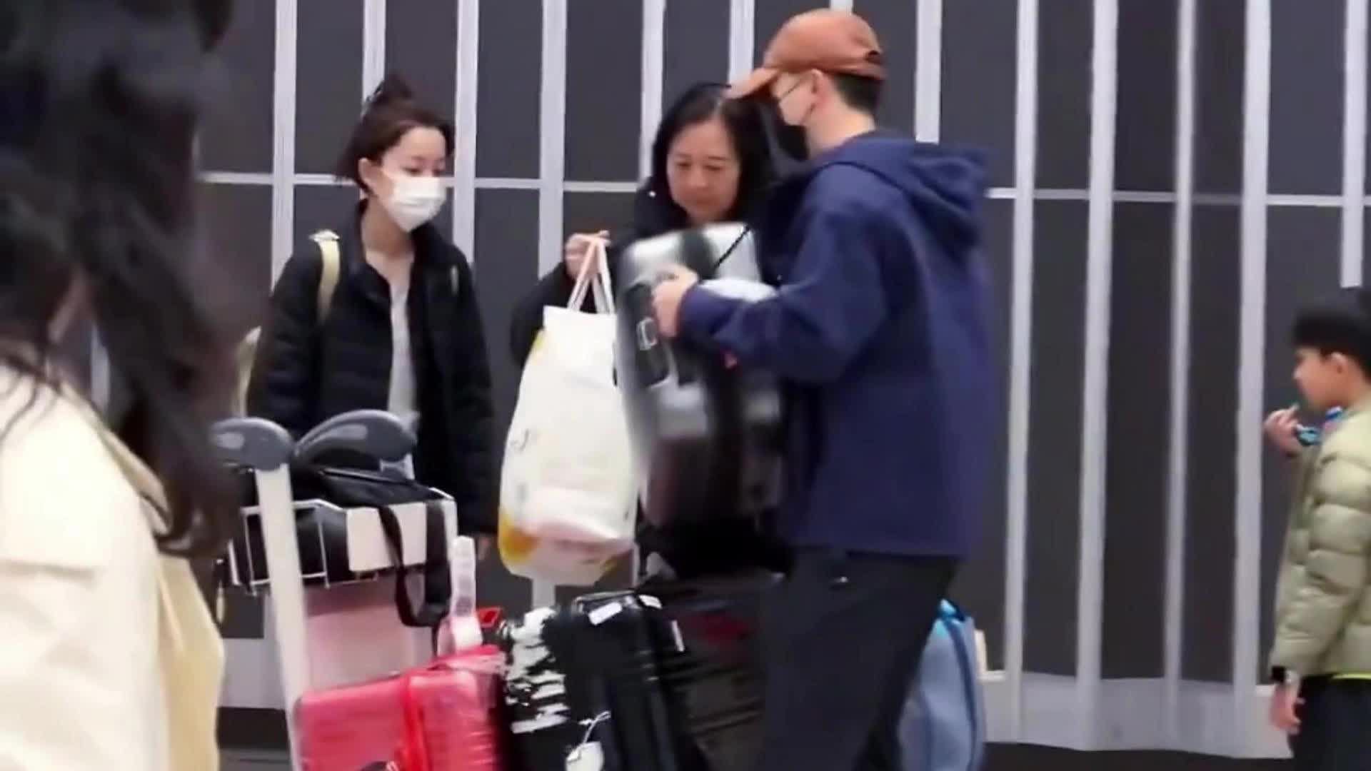 幸福！马龙一家回国过年，龙队主动搬行李，龙嫂戴口罩素颜也很美