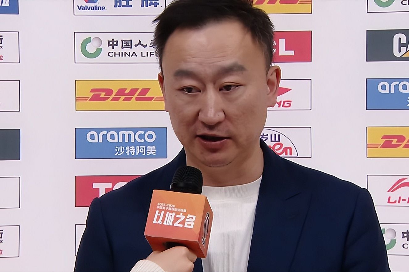 青岛队史首次客胜北京，刘维伟深情流露：头号外援缺阵谜底揭开