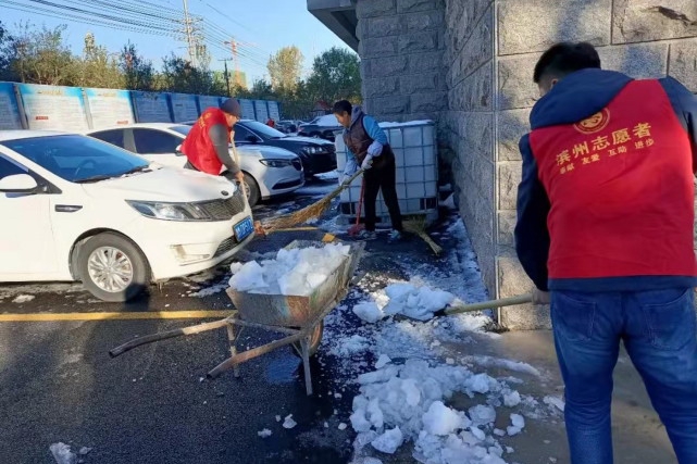 山东滨州：市东办事处在大雪中竖起一面旗帜