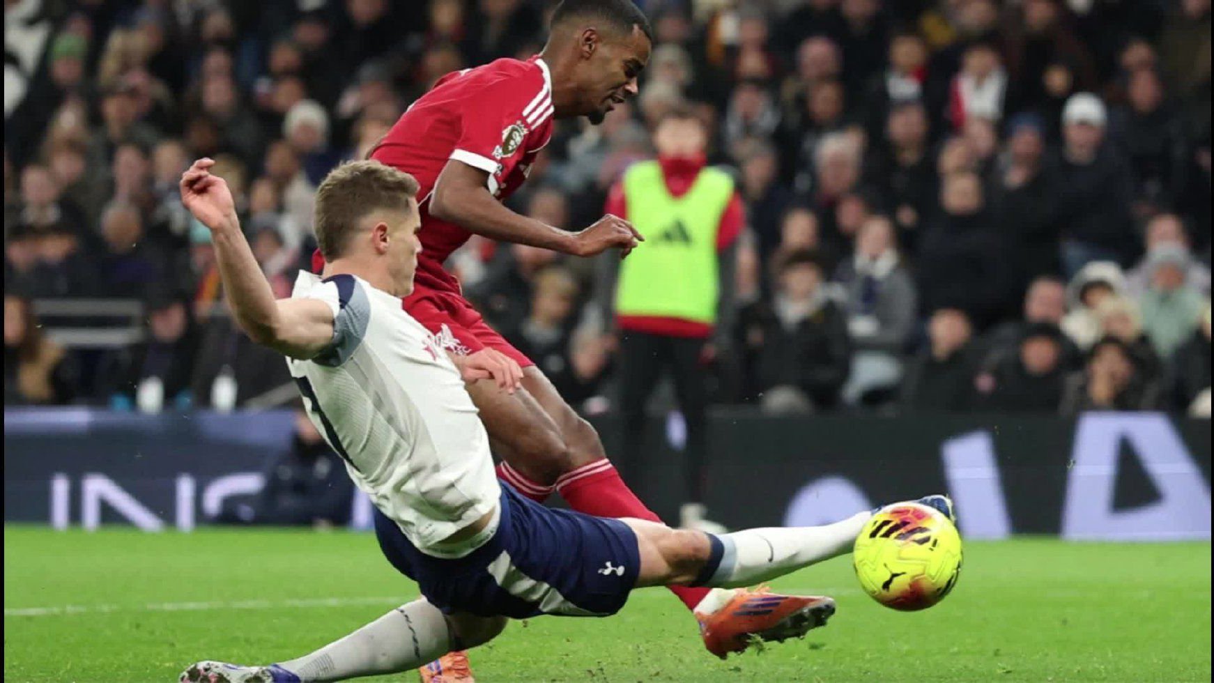 1-2！英超豪门对决：两员大将染红 8.8亿战舰10轮2胜扎根下半区