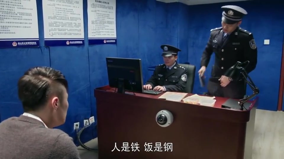 警察锅哥：犯人不开口，不料简凡出奇招，警花看得都赞扬简凡