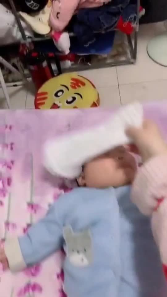 怎样给宝宝换尿片视频 fb01-izmihnu4383760.jpg