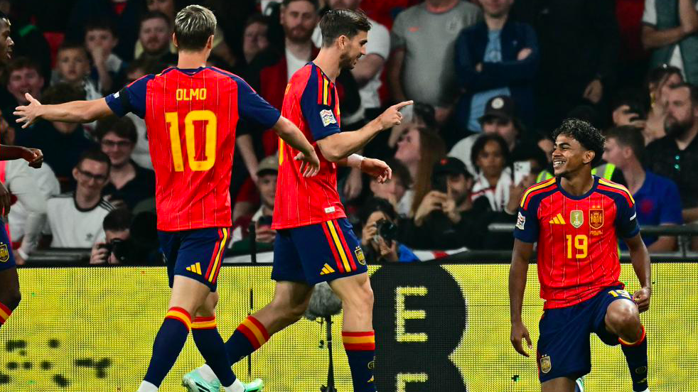 2-3！FIFA第4惨遭第1逆转：两大曼城后卫送礼 两大巴萨球星破门