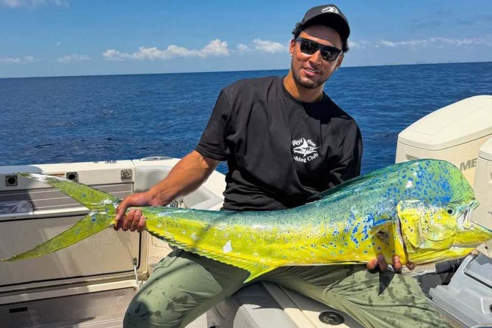 西蒙斯开心晒渔获引热议！球迷羡慕：手握两亿美刀过上最爽的日子